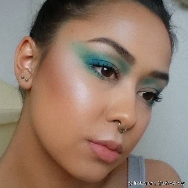 Fazer um esfumado ao redor de todo o olho com sombra azul ou verde j? garante um toque sereia na maquiagem (Foto: Instagram @ashleykloet)